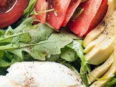 Avocado caprese salad