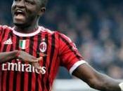 Foto-Piccoli razzisti crescono. Muntari regala maglietta bambino gradisce…