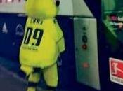 FOTO mascotte Dortmund pipì pullman Bayer Monaco Guarda foto