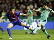Fabregas balla barriera durante Levante-Barcellona (VIDEO)