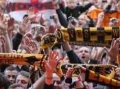 VIDEO Tifosi inglesi sostengono loro squadra retrocede! differenza alcuni tifosi italiani…