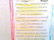 cartellone pubblicitario attirato attenzione piccolo volantino appicciccato sotto.