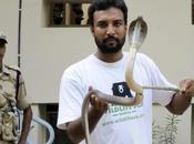 Foto giorno settembre 2010: cobra nelle stanze degli ateleti giochi commonwealth