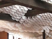 Patterns vibranti nelle installazioni artistiche jacob hashimoto