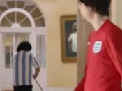 Maradona lava pavimenti "Fan Academy" inglese spot (VIDEO)