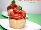 Cupcakes dolci ricotta basilico, ricoperti sorbetto dolce pomodoro
