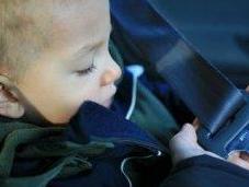 Bambini automobile: solo viaggiano seggiolini