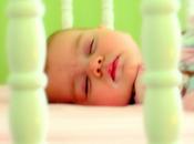 Aiutare bambino dormire proprio lettino: creare lettone miniatura