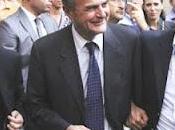 convegno della Fiom. Bersani “slalomista”: risponde, telefona, manda cartolina platea fischia sull’art. Pietro: “Non ordinato medico stare Pd”.