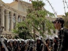 Egitto caos, sciolto Parlamento: Fratelli musulmani parlano “Golpe”