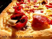 Pizza stilton, cipollotti grigliati, pomodorini confit salamino piccante