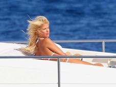 Victoria Silvstedt bikini bianco Monaco, sole sullo yacht
