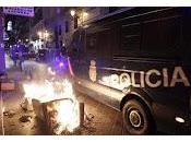 Spagna infiamma protesta, Italia caccia all'ombrellone