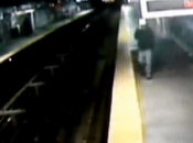Cade binari della metro mentre parla cellulare (video)