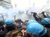 Studenti piazza. Cariche della polizia tafferugli