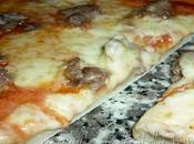 Pizza mozzarella, salsiccia olio piccante