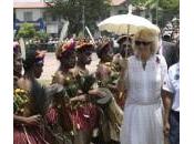 Principe Carlo Camilla lasciano Papua Nuova Guinea