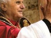 Ancora attacchi laicisti, Papa dice: «sentiamoci fratelli crede»