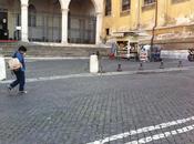 Piazza Pietro Vincoli. Situazione completamente fuori controllo umiliante. Turisti, statene alla larga