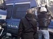 Vergogna italiana. poliziotti costretti pagarsi parcelle degli avvocati caso tafferugli