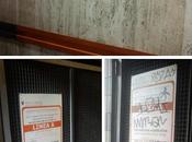 indicazioni nella stazione metro super-turistica sono vecchie oltre anno? "Non nostro compito toglierle", dicono addetti