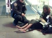 york: poliziotto compra delle scarpe nuove senzatetto