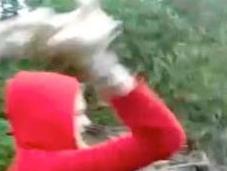 Video violenza sugli animali, ragazza getta cuccioli fiume