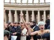 attiviste Femen seno nudo durante l’Angelus
