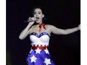 Katy Perry canta Obama l’abito stelle strisce