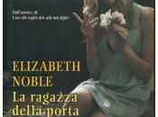 Esce libreria ragazza della