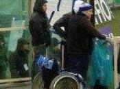 FOLLIE E... Miracolo Firenze Cavani, disabile alza dalla sedia rotelle