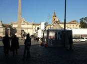 Piazza Popolo bancarella brutta quella merchandising ufficiale Comune. Vabeh, rinunciamoci dai...