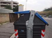 Folklore "colore" tipicamente romano: cassetta frutta tiene aperto cassonetto l'intrepido eploratore cerca fortuna