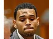 Chris Brown torna tribunale accompagnato Rihanna