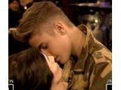Justin Bieber bacia manichino “Late Night”: video