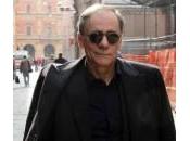 Roberto Vecchioni professore “Amici”: polemiche insulti
