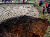 Enorme cratere apre Cina