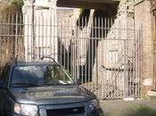 megasuv parcheggiato davanti monumento: benvenuti burinopoli! vogliamo tolleranza zero zori