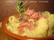 Rigatoni crema patate all'aglio rosso, verza briciole salsiccia croccante