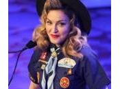 Madonna uniforme scout alla manifestazione pro-gay