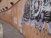 Scritte muri, arredo urbano fatiscente: citta' completamente abbandonata stessa! soldi sono, dicono, pero' cene base cozze caviale conto zeri...