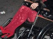 Lady gaga sulla sedia rotelle dopo l'infortunio