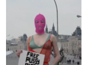 Mosca, sfilata lingerie Pussy Riot sulla piazza Rossa