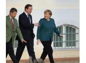 Merkel, marito scivola dress code: giacca chiara pantaloni scuri