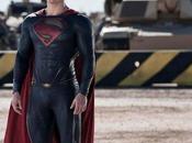 Henry Cavill statuario panni Superman nella nuova foto L'Uomo d'Acciaio