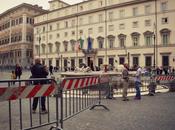 Anche palazzo chigi transennato! perle arredo urbano "alla caciottara", segno degrado morale culturale questa citta'. salva niente.