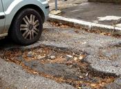 Ancora perle arredo urbano "alla romana". quietanti mega-buche assassine, voragini, crateri rattoppi alla cazzo cane. gianicolo!