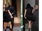 Kardashian look gravidanza: abito nero lato fuori