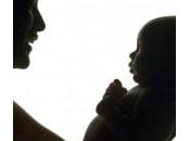 Bebè calmo braccia della mamma: ecco perché