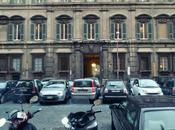 Piazza collegio romano garage cielo aperto. quello palazzo doria pamphilj, turisti entrano visitare straordinaria galleria